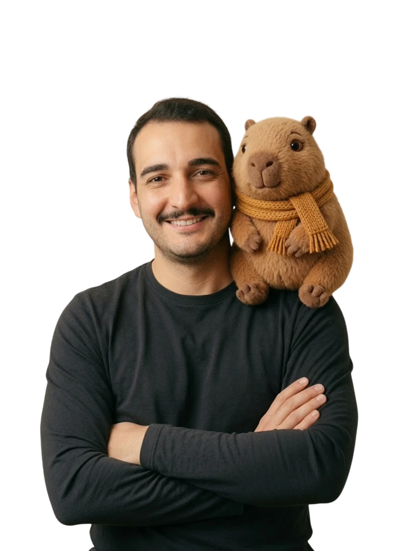 Matheus de braços cruzados com a Capi, a capivara de pelúcia mascote da IA Sem Nerdice, no ombro